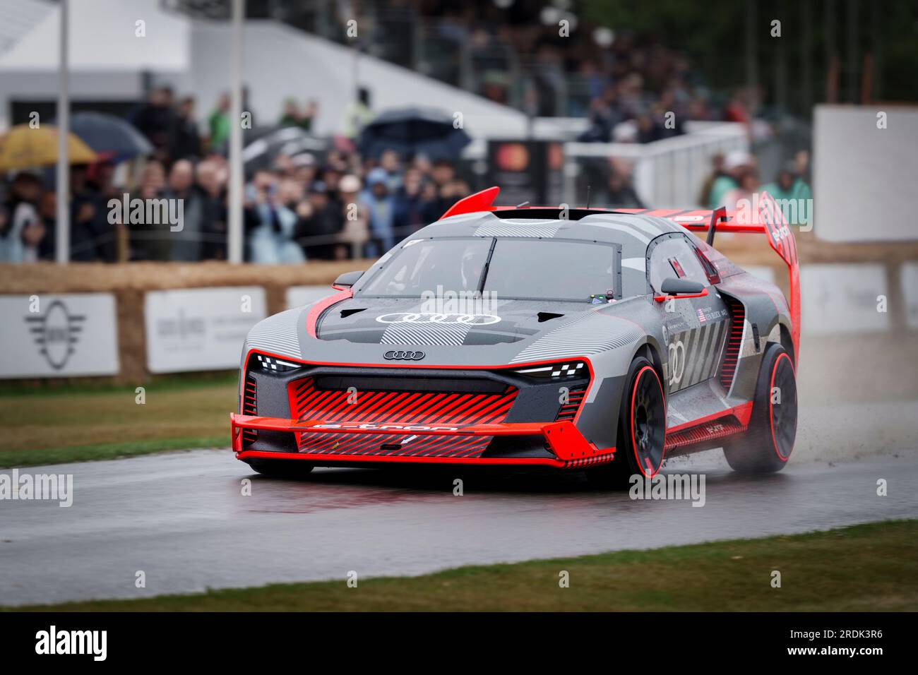 Audi Hoonitron un tributo ai quattro, l'ultimo guidato dal compianto Ken Block a Las Vegas guidato qui al Goodwood Festival 2023 di Tom Kristensen Foto Stock