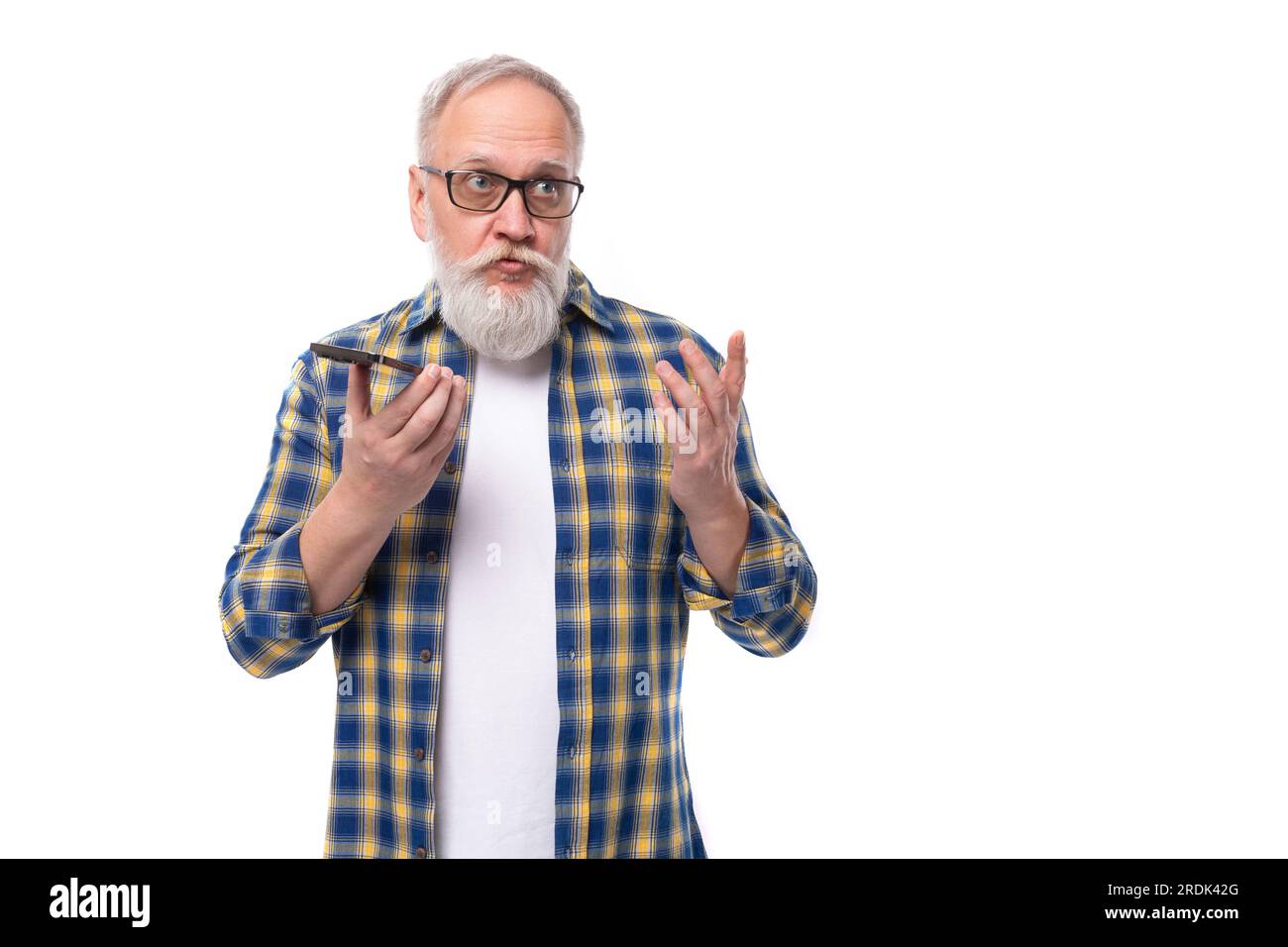 uomo in pensione di mezza età con baffi e barba ben curato degli anni '50  che spiega su sfondo bianco Foto stock - Alamy