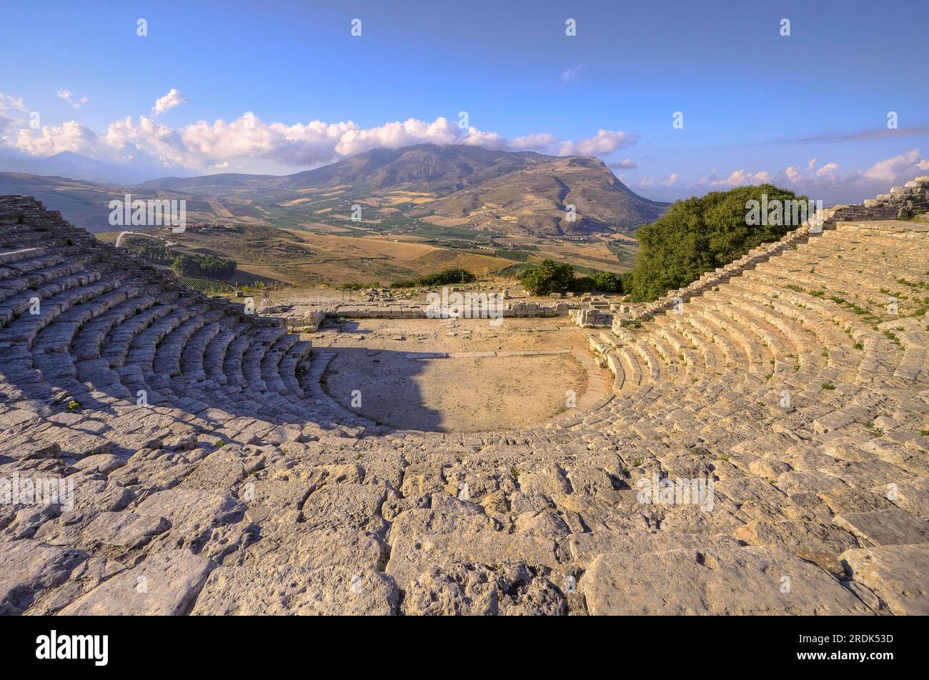 Luce notturna, anfiteatro romano, livelli vuoti, Segesta, sito antico, Sito archeologico, dorico, provincia di Trapani, Sicilia, Italia Foto Stock