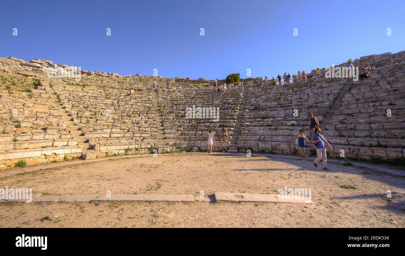 Luce notturna, anfiteatro romano, pochi visitatori, Segesta, sito antico, Sito archeologico, dorico, provincia di Trapani, Sicilia, Italia Foto Stock