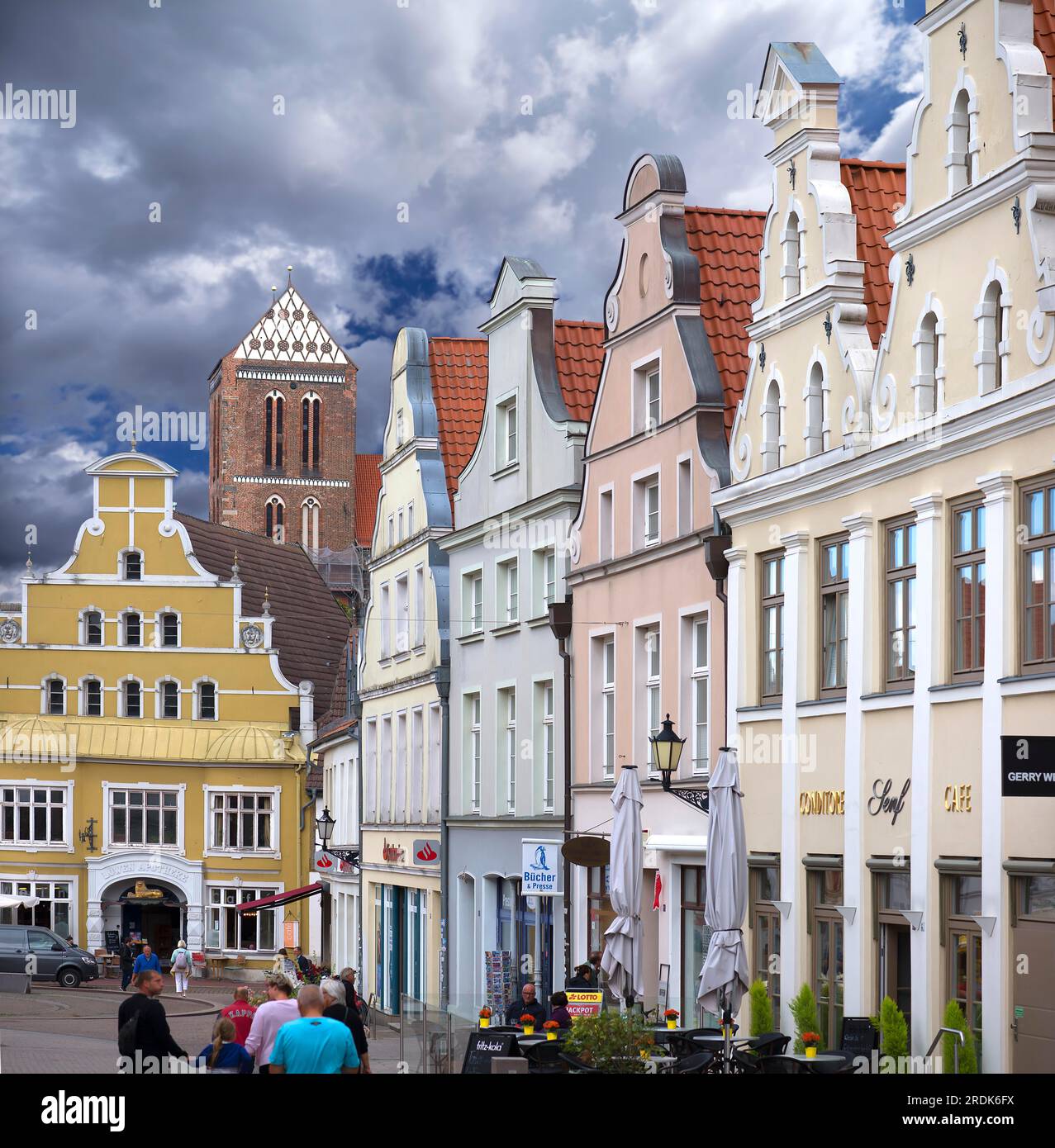 Case a spiovente di diversi stili architettonici, sul retro la torre di San Chiesa di Nikolai, Wismar, Meclemburgo-Pomerania occidentale, Germania Foto Stock