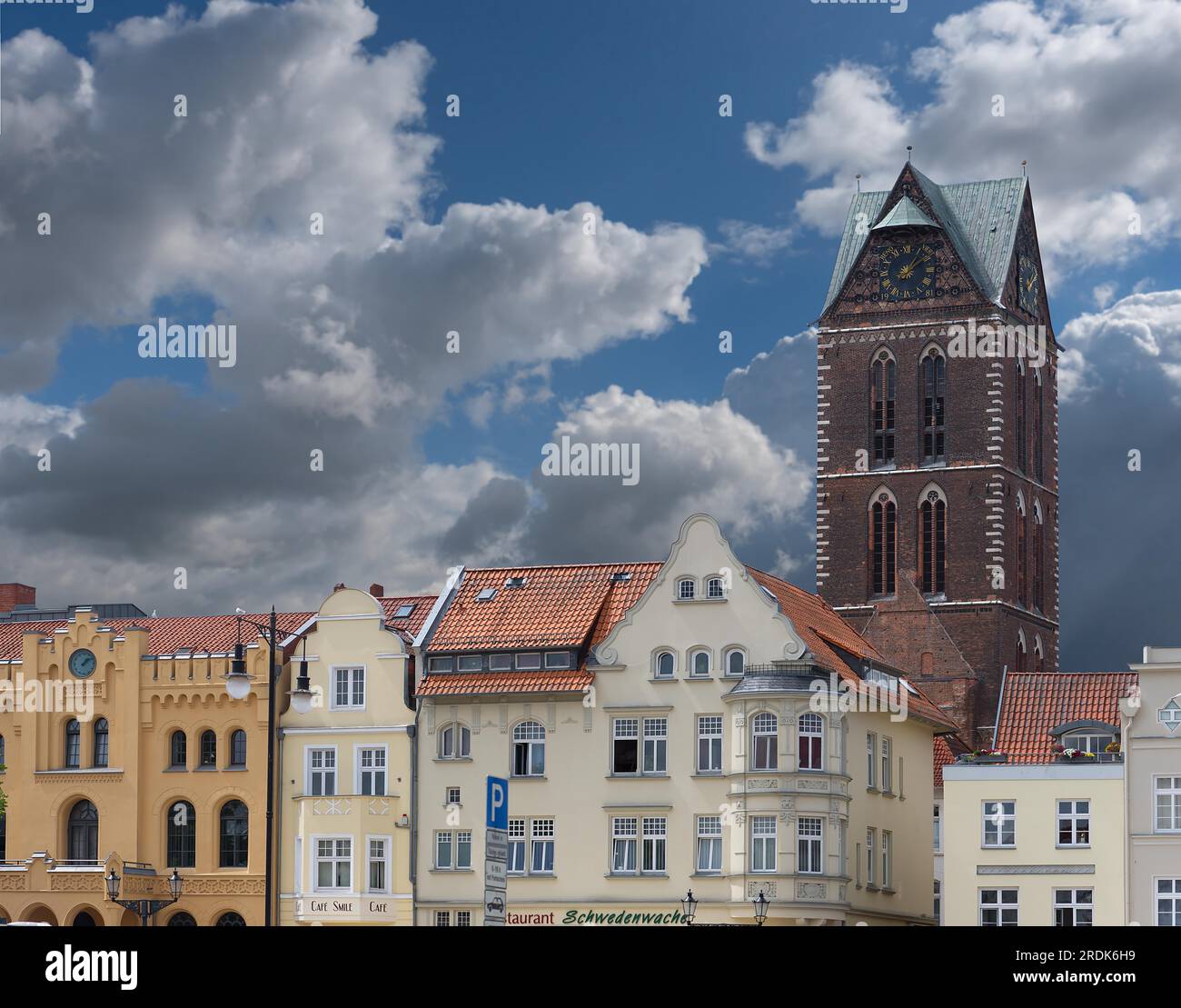 Facciate della casa sulla piazza del mercato, sul retro la torre rimanente di St Chiesa di Maria, Wismar, Meclemburgo-Pomerania occidentale, Germania Foto Stock