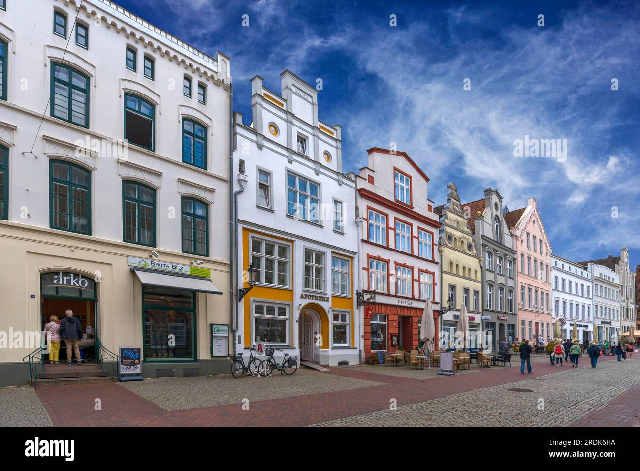 Case a capanna di diversi stili architettonici, Wismar, Meclemburgo-Pomerania occidentale, Germania Foto Stock