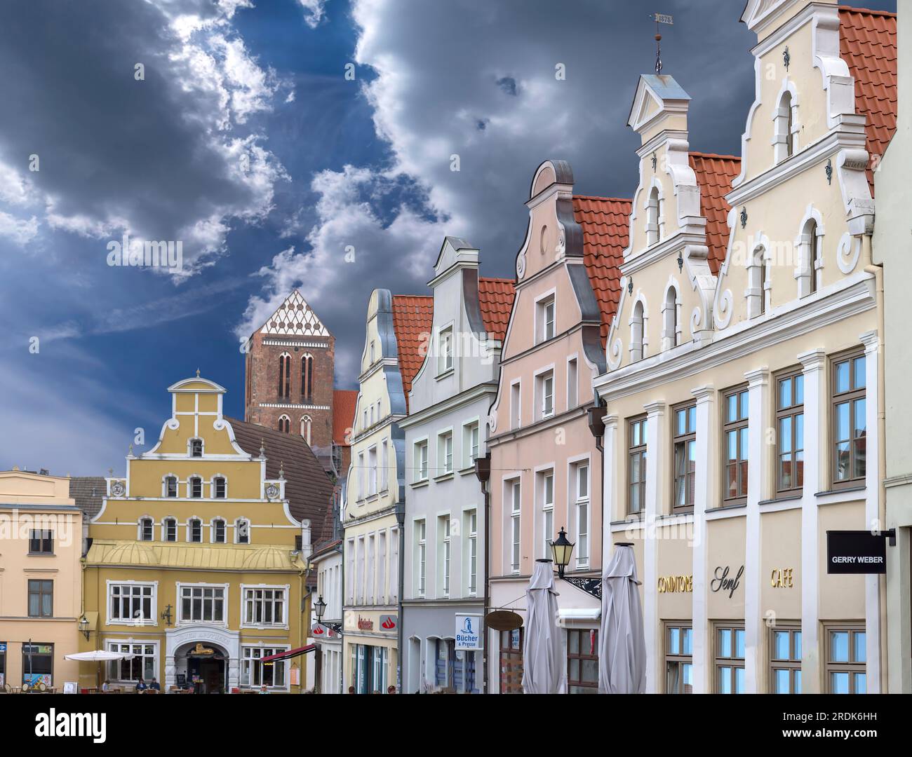 Case a spiovente di diversi stili architettonici, sul retro la torre di San Chiesa di Nikolai, Wismar, Meclemburgo-Pomerania occidentale, Germania Foto Stock