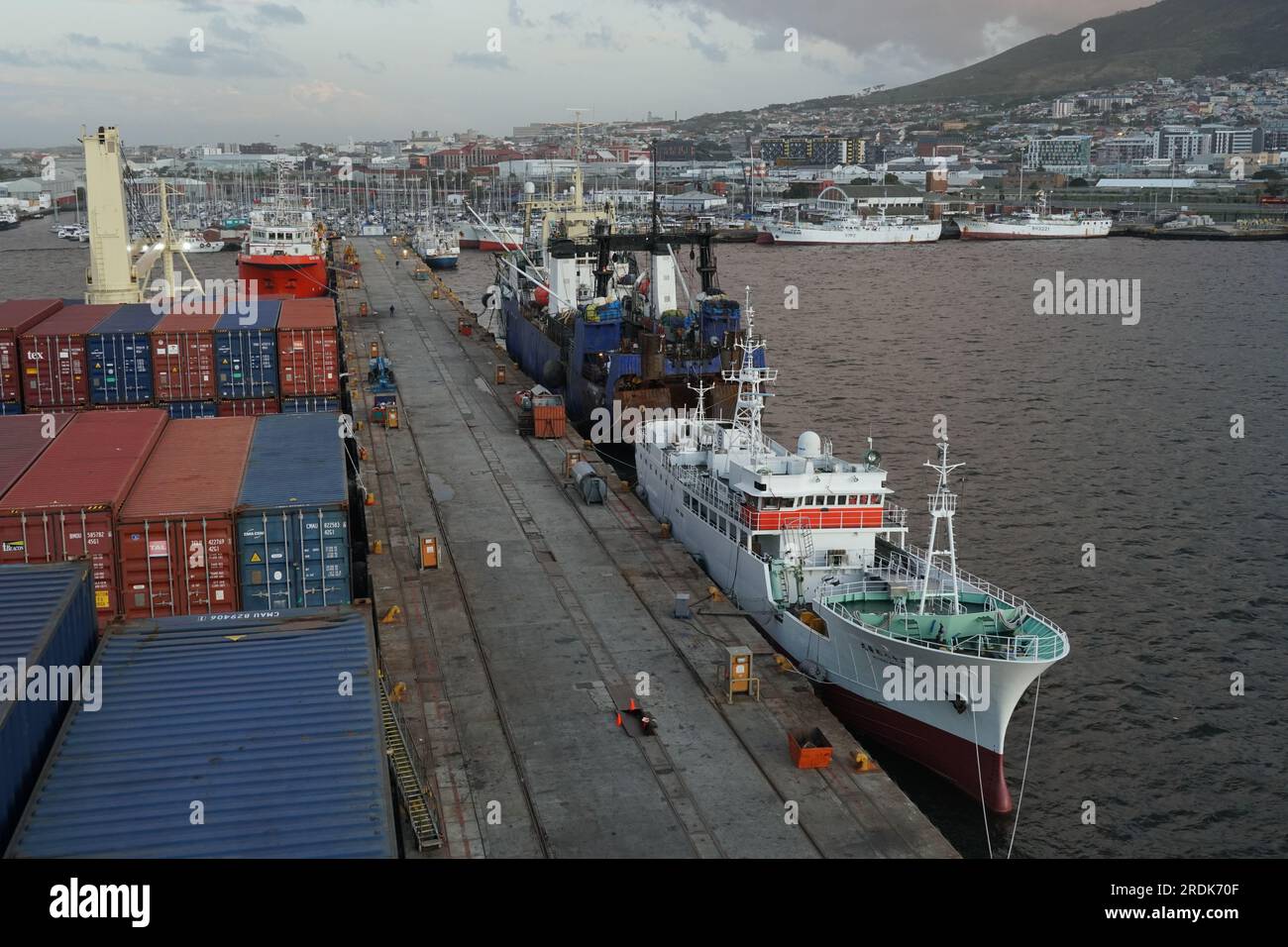 Molo industriale per la riparazione nel porto di città del Capo osservato dal ponte della nave portacontainer. Foto Stock