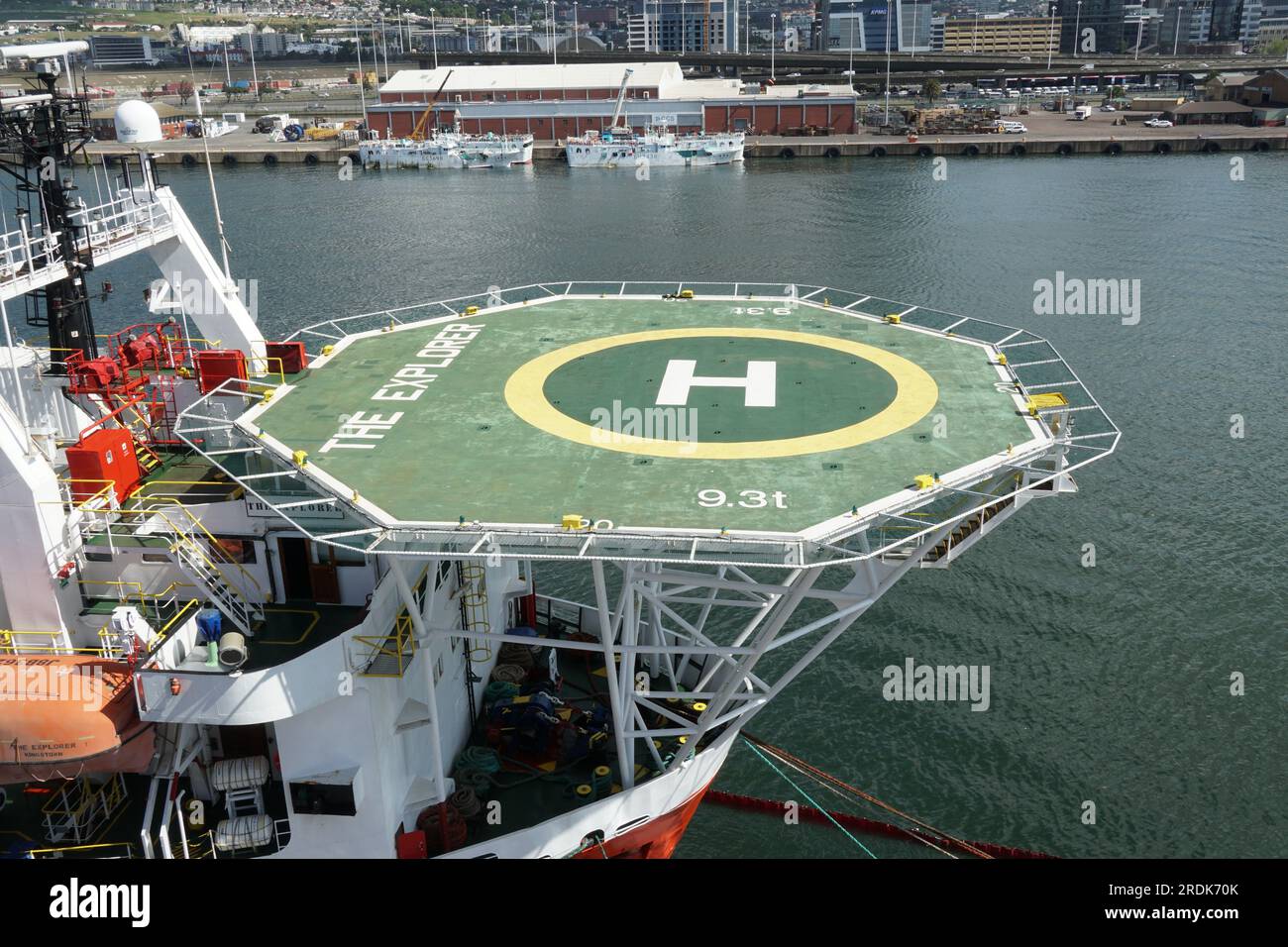 Nave di supporto per lo scavo di trincee offshore con eliporto verde ormeggiato nel porto di città del Capo. Foto Stock