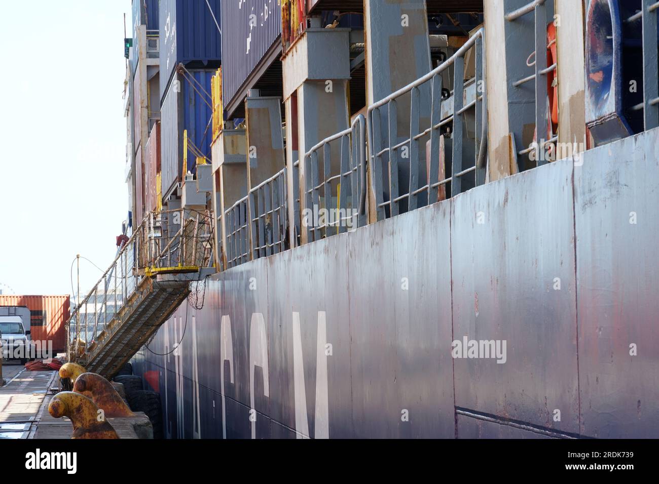 Scafo blu con passerella della nave portacontainer della compagnia di navigazione CMA CGM. Foto Stock