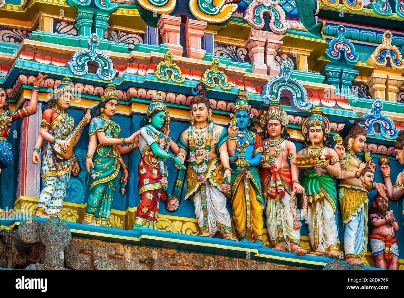 Nozze di Lord Siva Parvathi Stucco figure sulla torre del gopuram occidentale nel tempio Thillai Nataraja, Chidambaram, Tamil Nadu, India meridionale, Asia Foto Stock