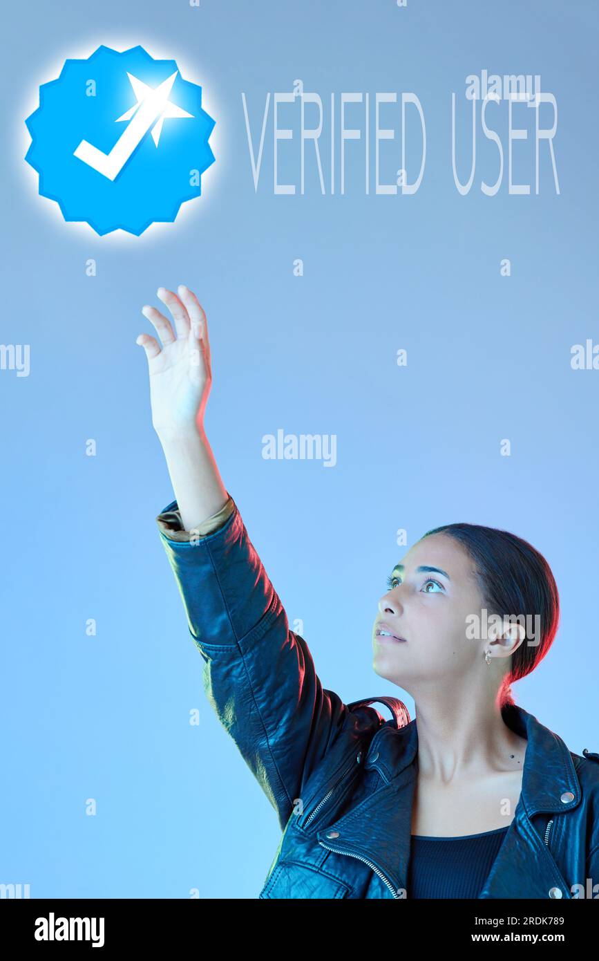 Donna, schermo invisibile e verifica dell'identità sui social media per motivi di sicurezza, sicurezza o processo per registrare un account online. UI, mano dell'utente Foto Stock