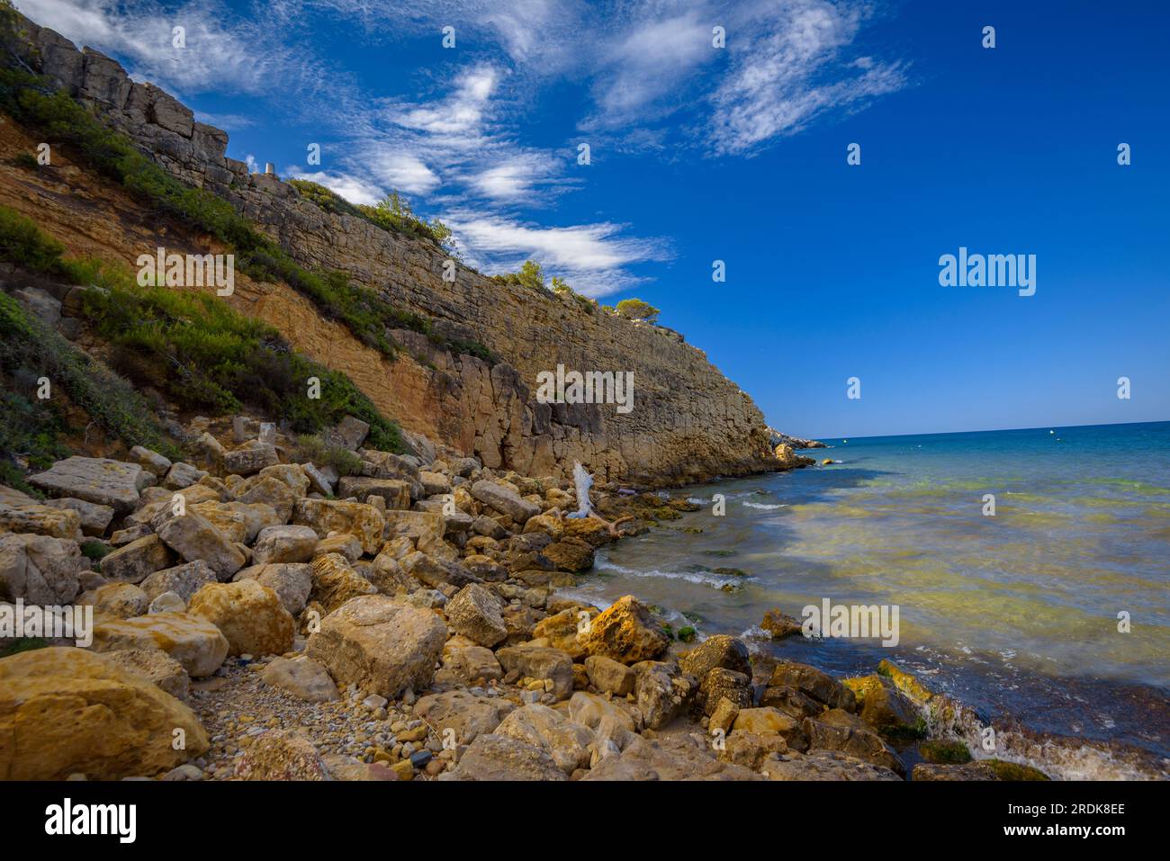 Scogliera che dà il nome alla baia Cala de la Penya Tallada a Salou, sulla costa della Costa Dauada (Tarragona, Catalogna, Spagna) Foto Stock
