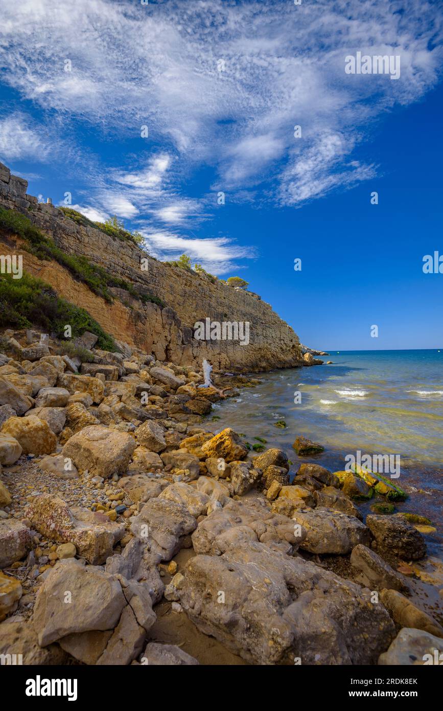 Scogliera che dà il nome alla baia Cala de la Penya Tallada a Salou, sulla costa della Costa Dauada (Tarragona, Catalogna, Spagna) Foto Stock