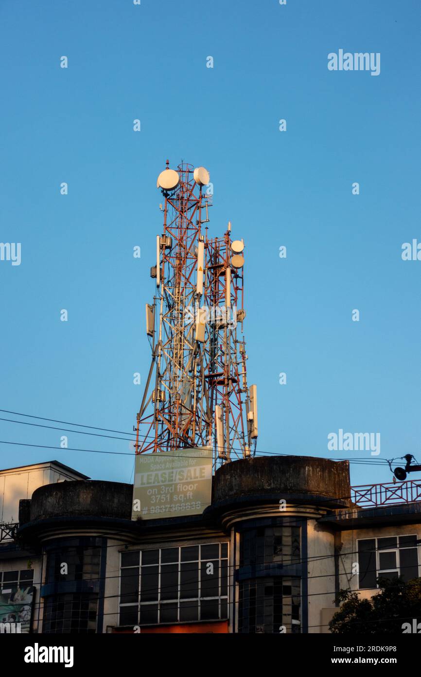 28 giugno 2023, Uttarakhand, India. Torri di segnalazione della rete di comunicazione con antenne e antenne nel mezzo di una città urbana. Foto Stock
