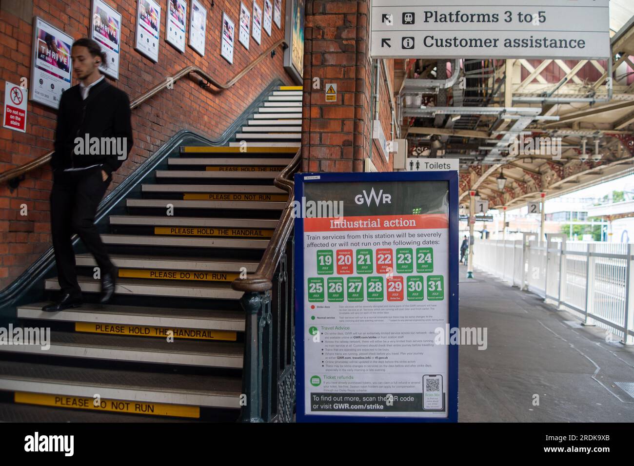Slough, Regno Unito. 22 luglio 2023. Un avviso di azione industriale alla Slough Station. Anche se alcuni treni GWR erano in funzione oggi, la stazione ferroviaria di Slough nel Berkshire era tranquilla questa mattina a causa della GWR Industrial Action. Gli scioperi della RMT si stanno svolgendo oggi in alcune parti della rete ferroviaria in Inghilterra, in una controversia in corso sulla retribuzione e sulla chiusura delle biglietterie della stazione ferroviaria. Il Rail Industry Body, il Rail Delivery Group, ha annunciato che sono stati confermati i piani per chiudere la maggior parte delle biglietterie delle stazioni ferroviarie in Inghilterra. Questo è un duro colpo per i lavoratori ferroviari, molti dei quali, temono di esserlo Foto Stock