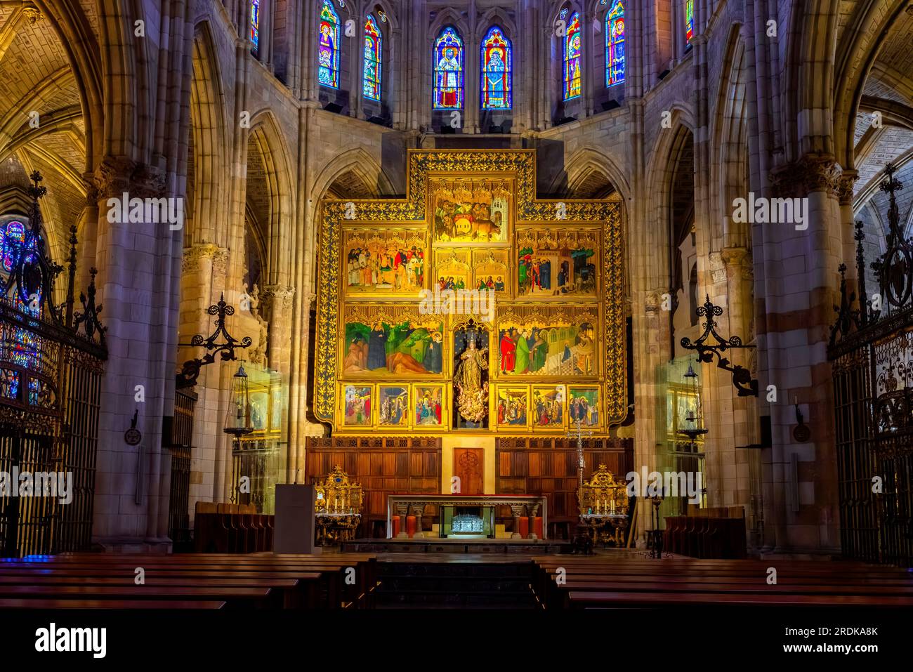 Navata centrale e coro della Cattedrale di Santa María de Regla Leon. Cattedrale di León dal X secolo quando il re di León Ordoño II lasciò la prima cattedrale b Foto Stock