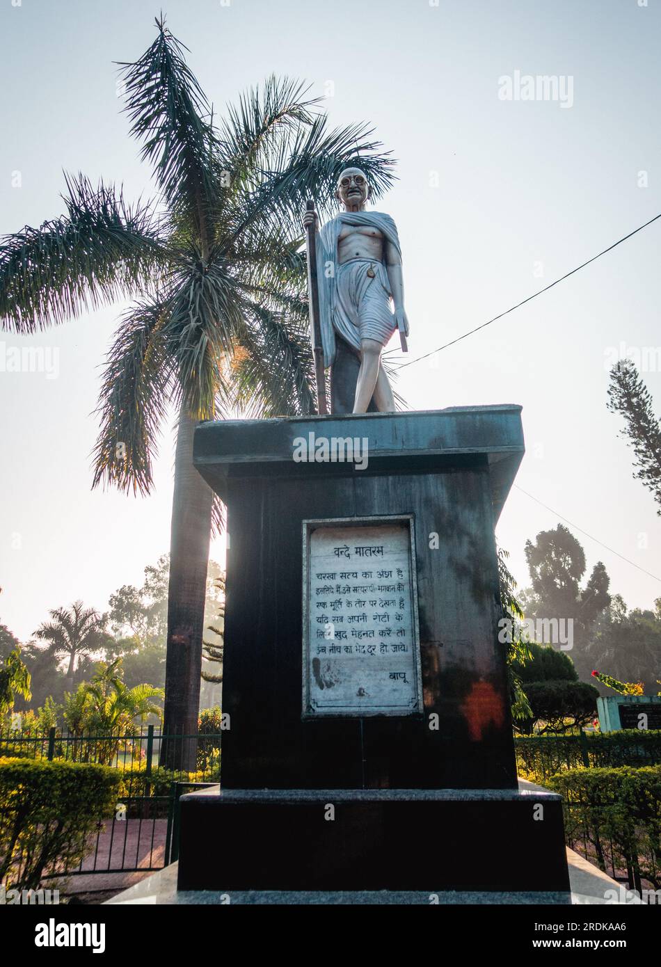 28 giugno 2023, Uttarakhand, India. Mahatma Gandhi con una statua commemorativa a bastone da passeggio al Gandhi Park, città di Dehradun. Foto Stock