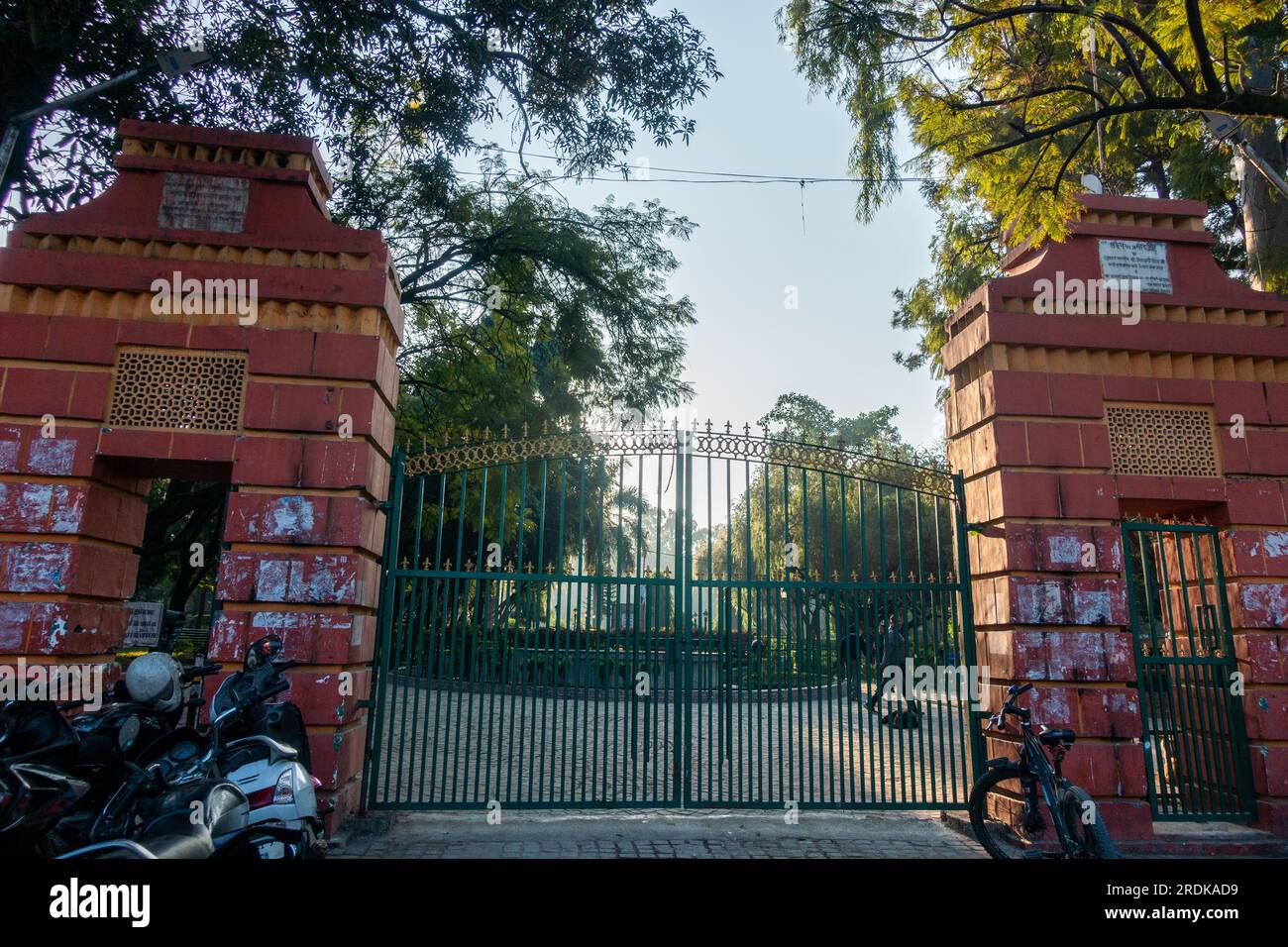 28 giugno 2023, Uttarakhand, India. Grande cancello d'ingresso in metallo con due grandi colonne laterali al Gandhi Park, Dehradun City. Foto Stock