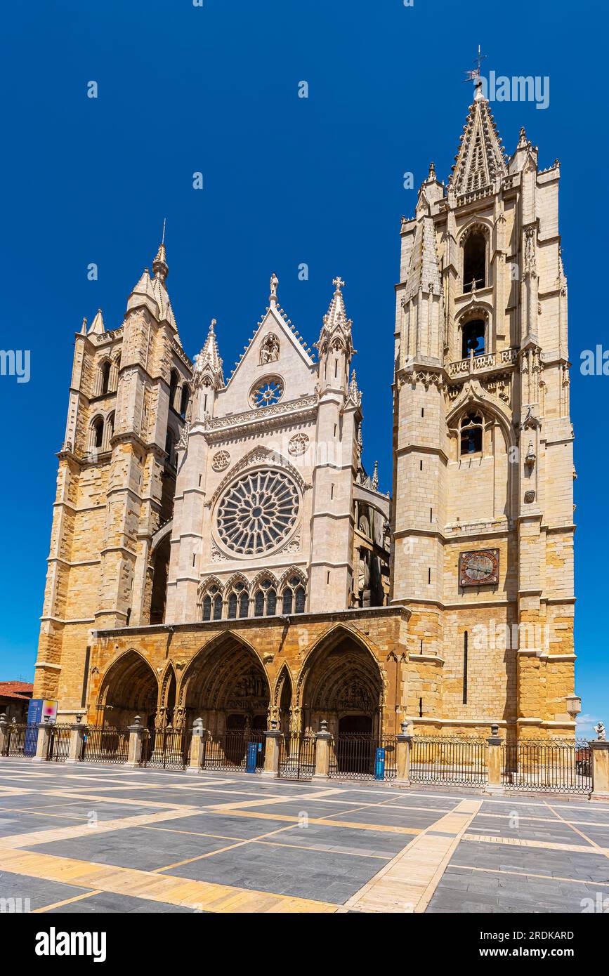 La Cattedrale di Santa María de Regla de León è senza dubbio il famoso punto di riferimento della città. La storia inizia nel X secolo quando re di León Ordoño II Foto Stock