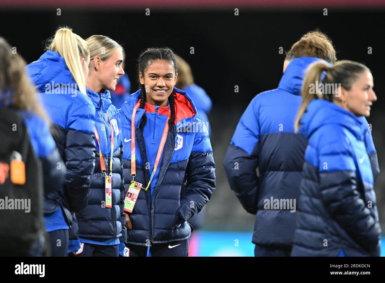 DUNEDIN - giocatore Esmee Brugts (M) tra compagni di squadra durante un'ispezione dello stadio coperto Forsyth Barr, alla vigilia della partita contro il Portogallo. L'Orange si sta preparando per la prima partita a gironi ai Mondiali di nuova Zelanda e Australia. ANP BLAKE ARMSTRONG Foto Stock