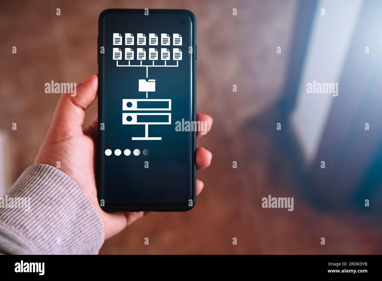 La mano di una donna mostra lo spazio di archiviazione del server host dati sullo schermo dello smartphone. Icona per informazioni sullo scambio di informazioni e sul trasferimento. Foto Stock