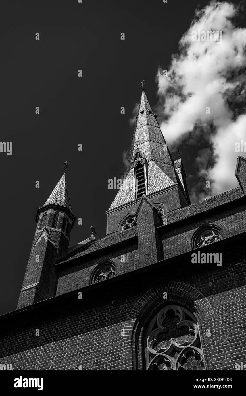 Vista ad angolo basso di una chiesa contro il cielo Foto Stock