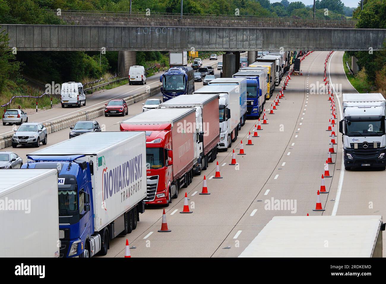 Ashford, Kent, Regno Unito. 22 luglio 2023. L'operazione Brock è in atto sulla M20 in direzione della costa di dover. Solo gli autocarri sono ammessi sulla carreggiata verso sud e le automobili sono fatte per condividere la rotta verso nord cercando di alleviare la congestione nel porto di dover. Credito fotografico: PAL News/Alamy Live News Foto Stock