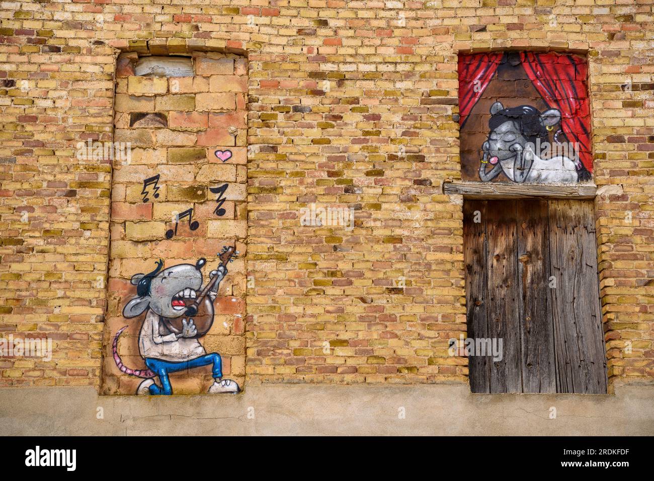 Murales dipinti su case della città di Penelles dopo il festival di Gar-Gar (la Noguera, Lleida, Catalogna, Spagna) ESP: Murales pintados en Penelles Foto Stock