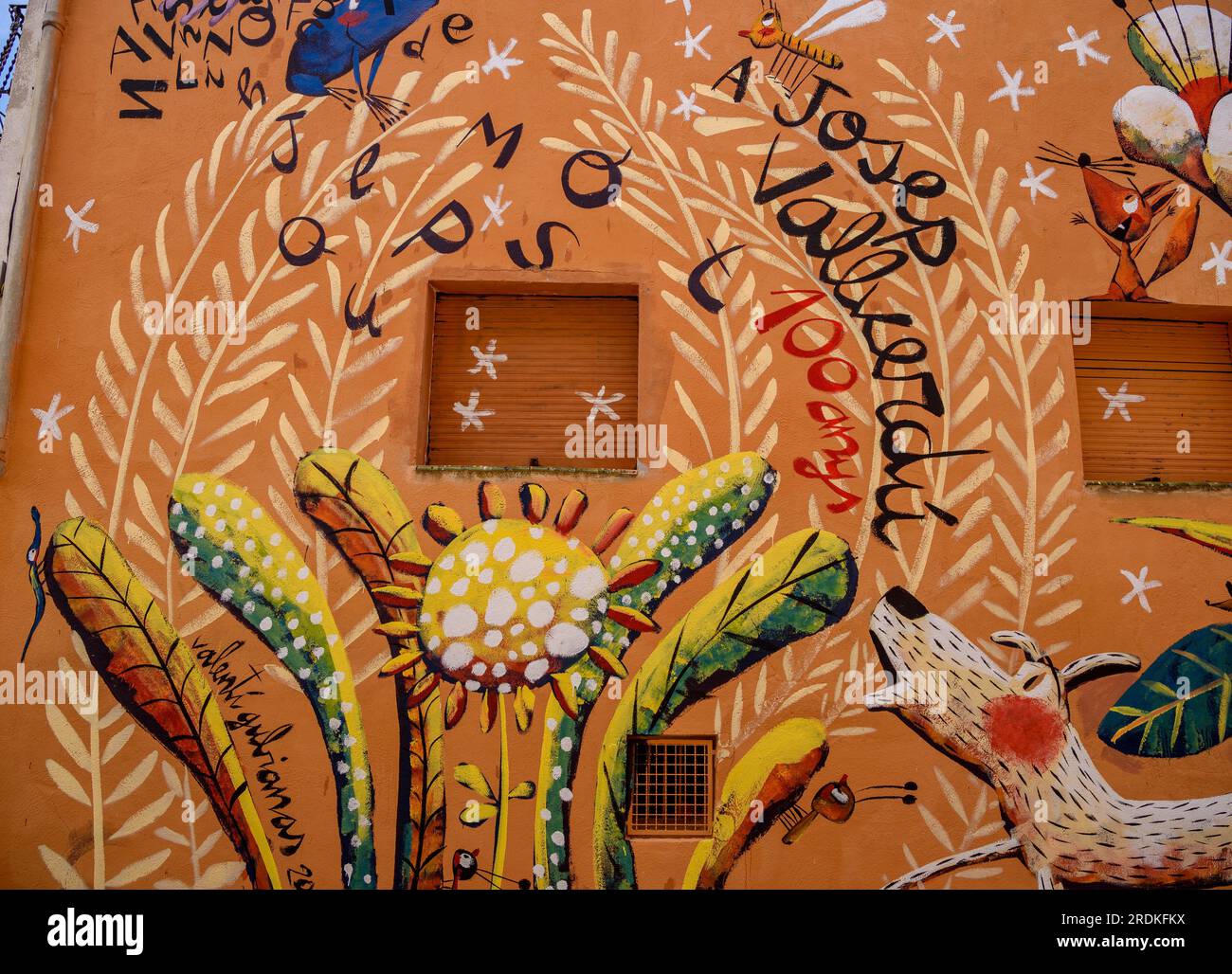 Murales dipinti su case della città di Penelles dopo il festival di Gar-Gar (la Noguera, Lleida, Catalogna, Spagna) ESP: Murales pintados en Penelles Foto Stock