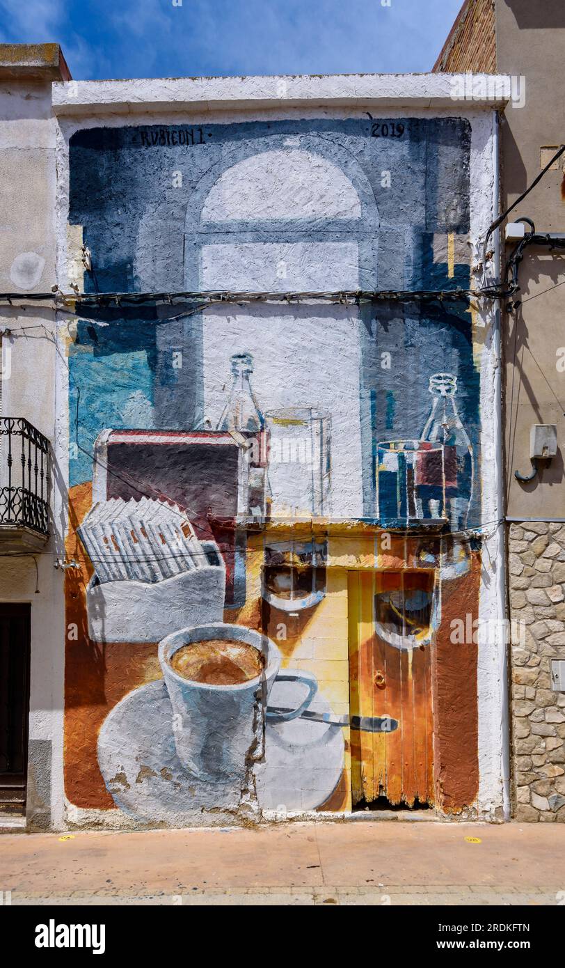 Murales dipinti su case della città di Penelles dopo il festival di Gar-Gar (la Noguera, Lleida, Catalogna, Spagna) ESP: Murales pintados en Penelles Foto Stock
