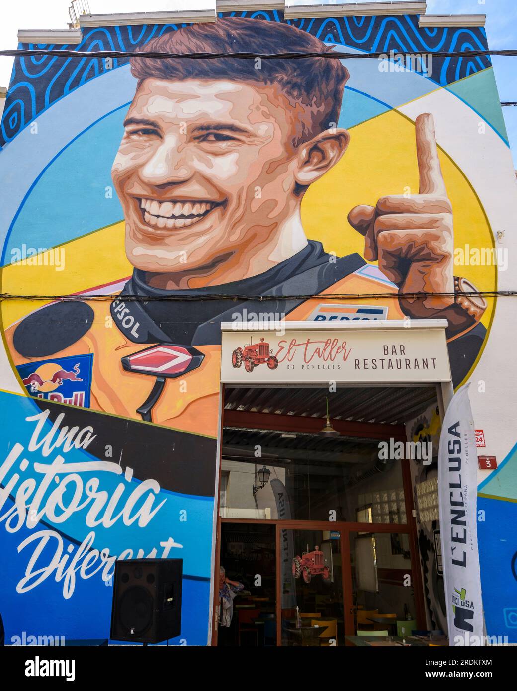 Murales dipinti su case della città di Penelles dopo il festival di Gar-Gar (la Noguera, Lleida, Catalogna, Spagna) ESP: Murales pintados en Penelles Foto Stock