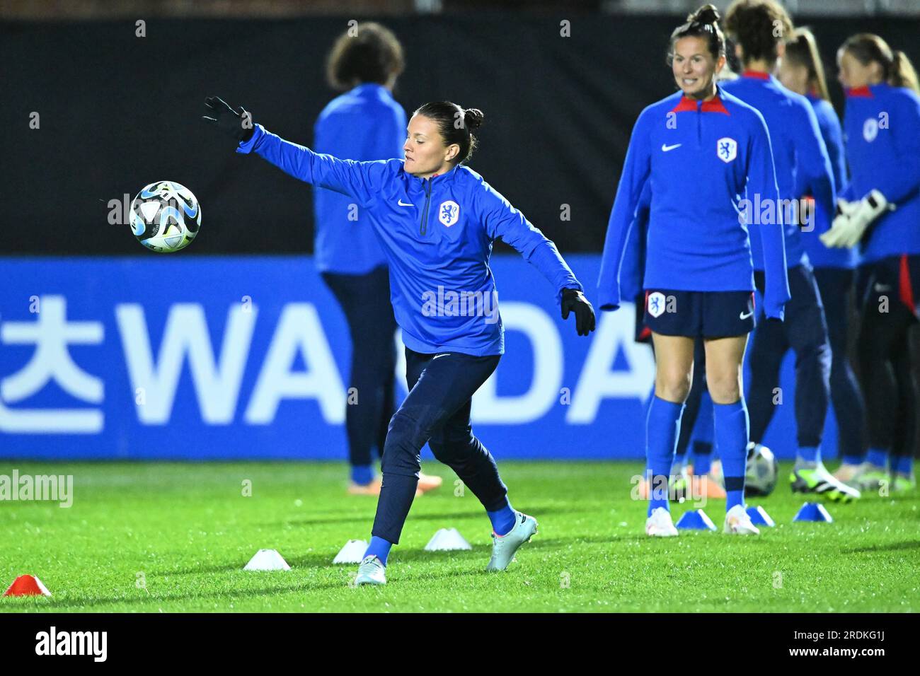 DUNEDIN - giocatori, compreso il capitano Sherida Spitse (2EL), della nazionale olandese durante una sessione di allenamento nello stadio coperto Forsyth Barr, alla vigilia della partita contro il Portogallo. L'Orange si sta preparando per la prima partita a gironi ai Mondiali di nuova Zelanda e Australia. ANP BLAKE ARMSTRONG Foto Stock