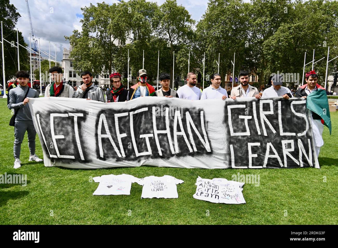 Protesta per chiedere istruzione alle ragazze afghane che sono state escluse dalle scuole e dalle università sotto i talebani in Afghanistan. Parliament Square, Londra, Regno Unito Foto Stock