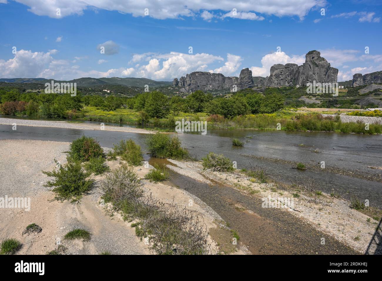 Acqua bassa nel letto del fiume Pinios vicino alle montagne di Meteora, uno dei fiumi più lunghi della Grecia, essiccato dopo il calore e la siccità, potenziale ef Foto Stock