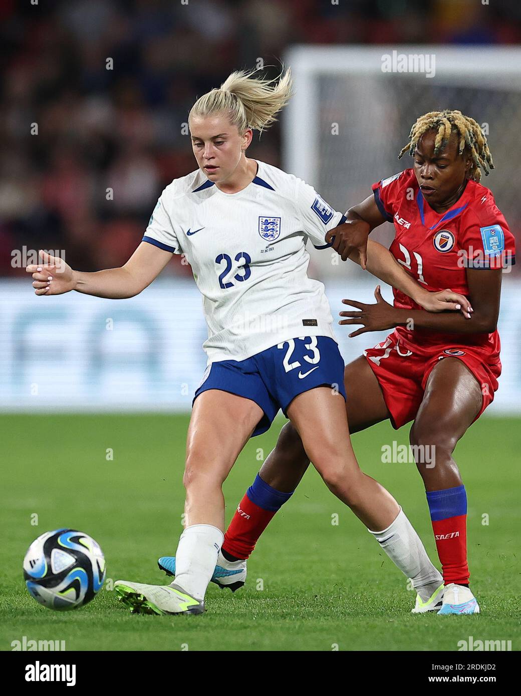 Alessia Russo #23 dell'Inghilterra e Ruthny Mathurin #21 di Haiti si scontrano per il pallone durante la Coppa del mondo femminile FIFA 2023 gruppo D Inghilterra Women vs Haiti Women al Suncorp Stadium, Brisbane, Australia, 22 luglio 2023 (foto di Patrick Hoelscher/News Images) Foto Stock