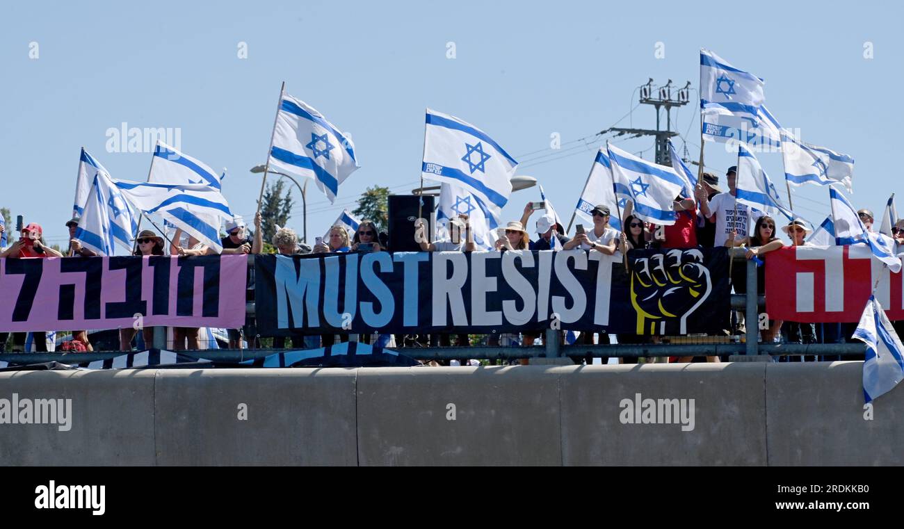 Abu Gosh, Israele. 22 luglio 2023. Gli israeliani applaudono a decine di migliaia di manifestanti durante una marcia verso Gerusalemme contro i piani del governo del primo ministro Benjamin Netanyahu per rivedere il sistema giudiziario, su un'autostrada vicino ad Abu Gosh, sabato 22 luglio 2023. I manifestanti si insedieranno nei pressi della Knesset israeliana, il Parlamento, in un ultimo tentativo di fermare il disegno di legge per la revisione giudiziaria. Foto di Debbie Hill/ Credit: UPI/Alamy Live News Foto Stock