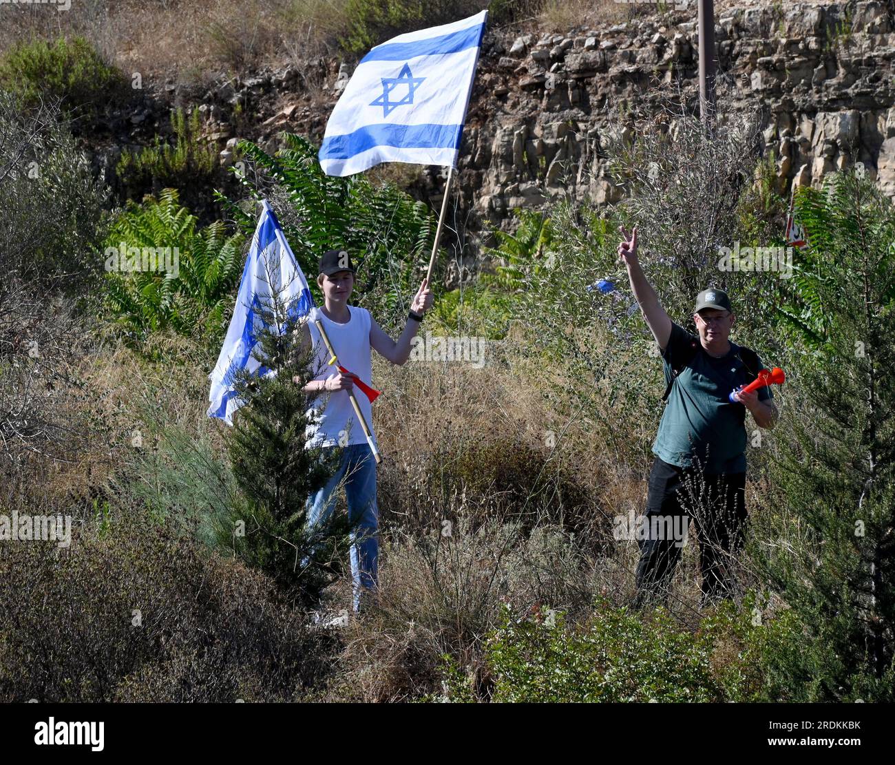 Abu Gosh, Israele. 22 luglio 2023. Gli israeliani applaudono a decine di migliaia di manifestanti israeliani durante una marcia verso Gerusalemme contro i piani del governo del primo ministro Benjamin Netanyahu per rivedere il sistema giudiziario, su un'autostrada vicino ad Abu Gosh, sabato 22 luglio 2023. I manifestanti si insedieranno nei pressi della Knesset israeliana, il Parlamento, in un ultimo tentativo di fermare il disegno di legge per la revisione giudiziaria. Foto di Debbie Hill/ Credit: UPI/Alamy Live News Foto Stock