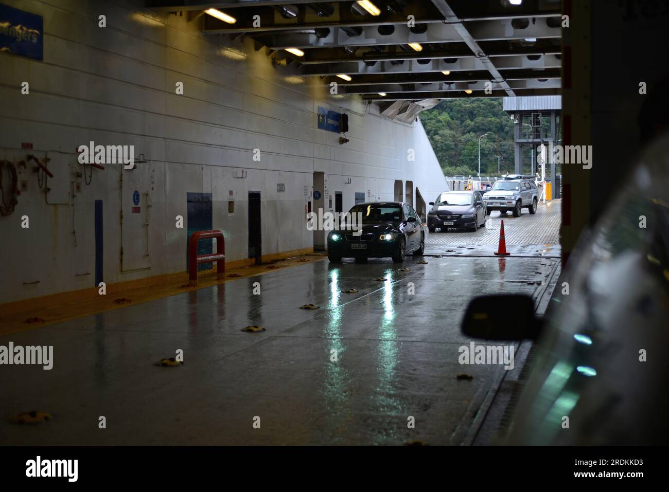 WELLINGTON, NUOVA ZELANDA, 19 MAGGIO 2023: Parcheggio dei veicoli sul ponte inferiore del traghetto Interislander Atarere Foto Stock