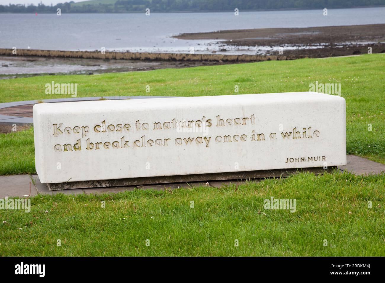 Sedetevi sul lungomare di Helensburgh con una citazione di John Muir all'inizio della John Muir Way, in Scozia Foto Stock