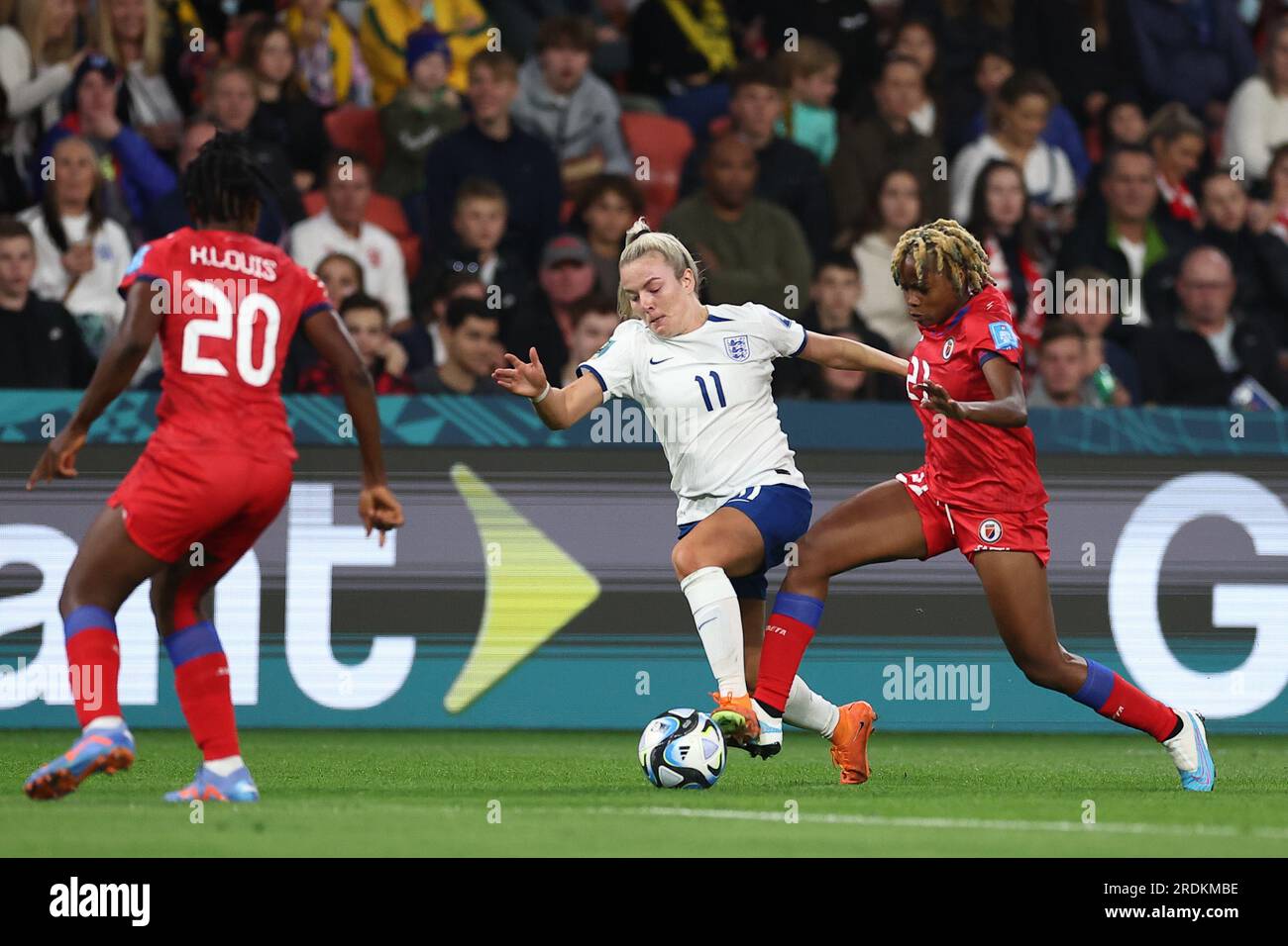 Lauren Hemp #11 of England e Ruthny Mathurin #21 of Haiti si scontrano per il pallone durante la Coppa del mondo femminile FIFA 2023 gruppo D England Women vs Haiti Women al Suncorp Stadium, Brisbane, Australia, 22 luglio 2023 (foto di Patrick Hoelscher/News Images) Foto Stock