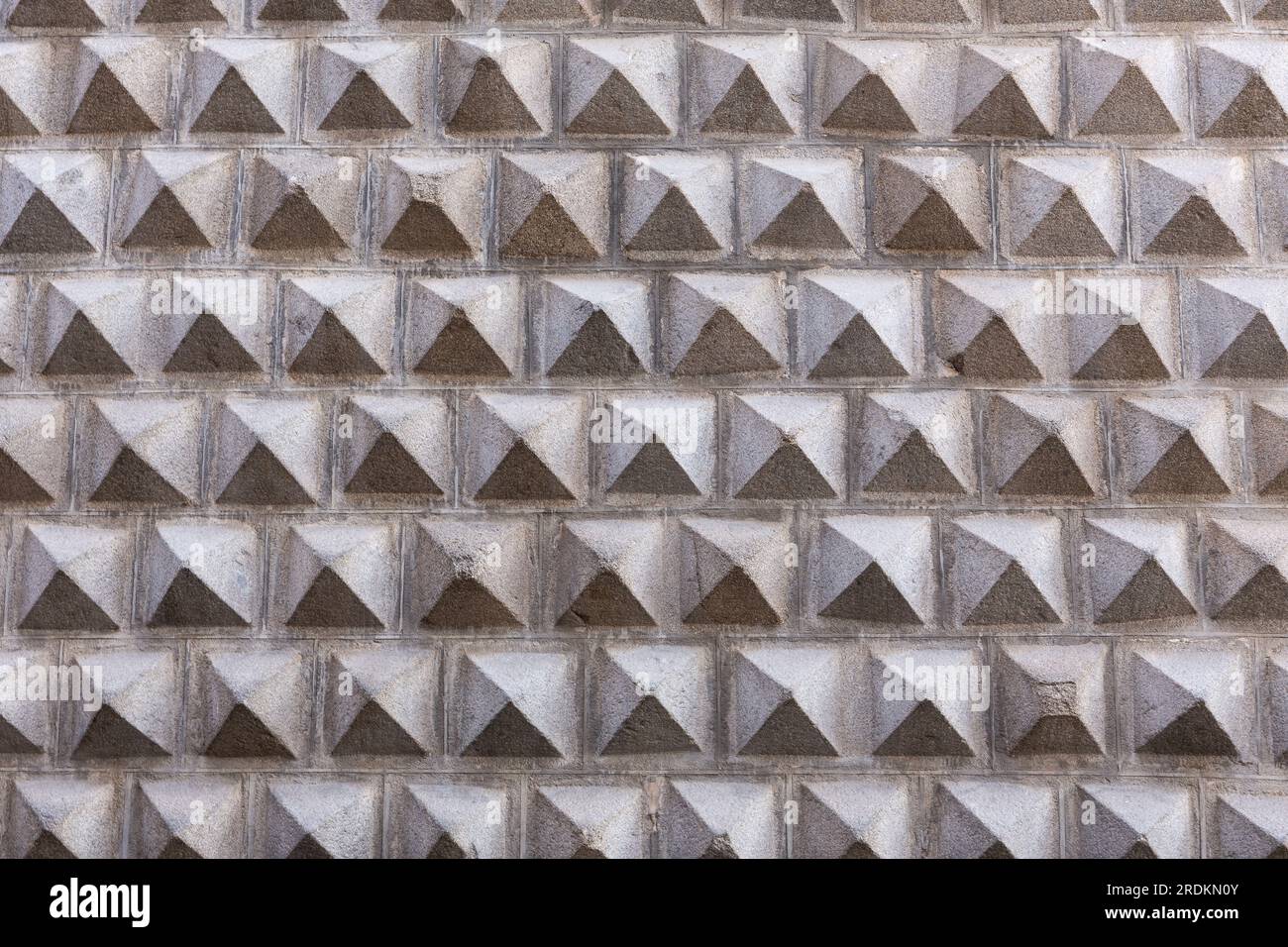 Facciata geometrica della Casa de los Picos, storico edificio rinascimentale a Segovia, Spagna, con caratteristica facciata di blocchi di granito scolpiti. Foto Stock