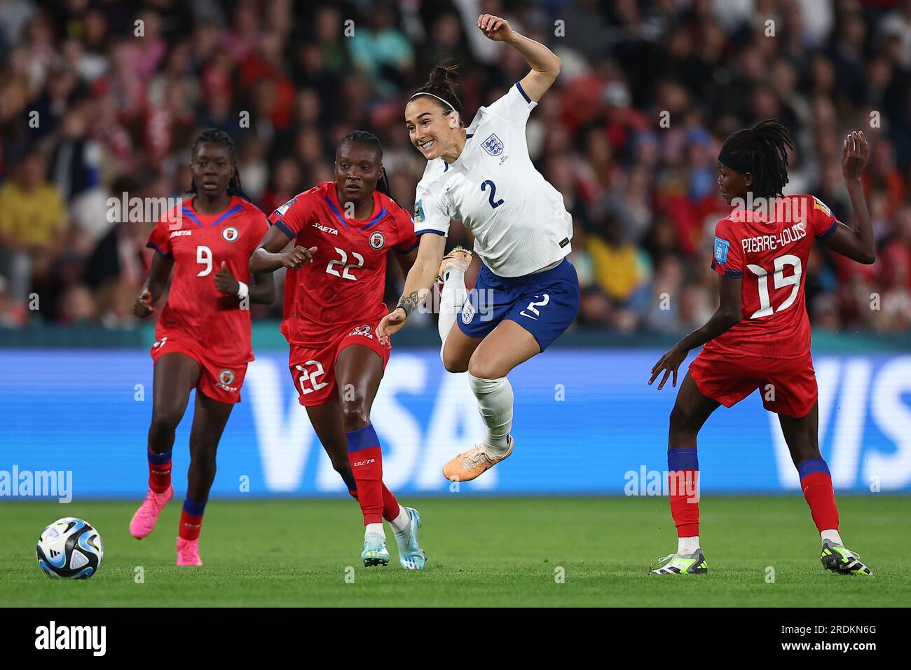 Lucy Bronze #2 dell'Inghilterra viene affrontata e cade a terra durante la Coppa del mondo femminile FIFA 2023 gruppo D Inghilterra Women vs Haiti Women al Suncorp Stadium, Brisbane, Australia, 22 luglio 2023 (foto di Patrick Hoelscher/News Images) Foto Stock