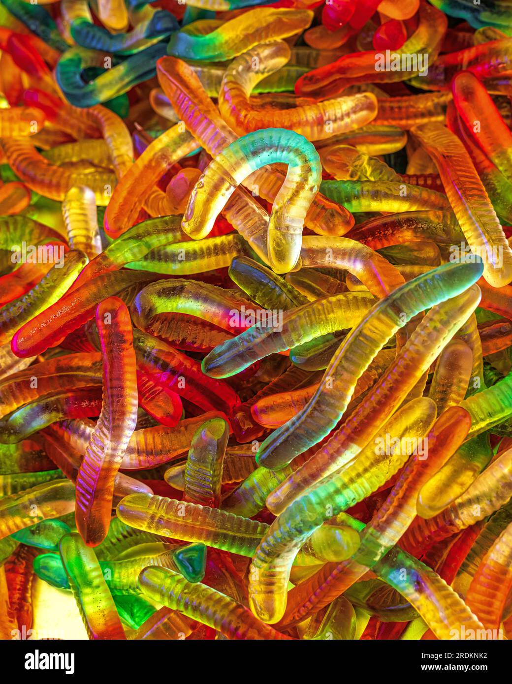 Caramelle assortite e colorate nelle bancarelle del mercato Foto Stock