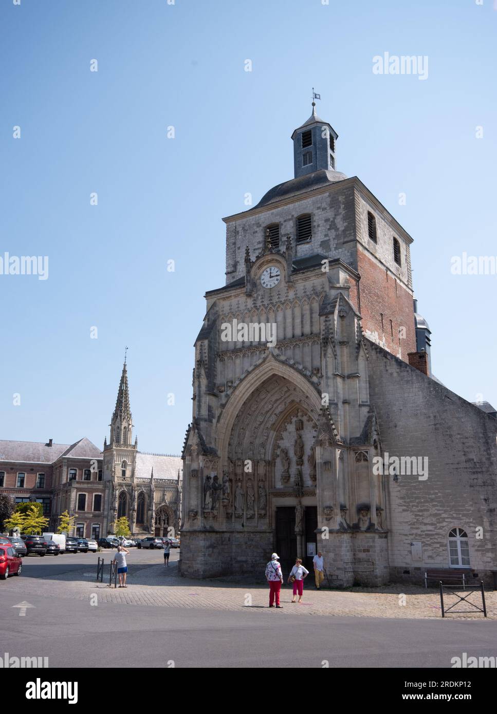 Montreuil-sur-Mer, Église Catholique Abbatiale Saint-Saulve à Montreuil, con la Chapelle Catholique Saint-Nicolas à lHôtel-Dieu sullo sfondo Foto Stock