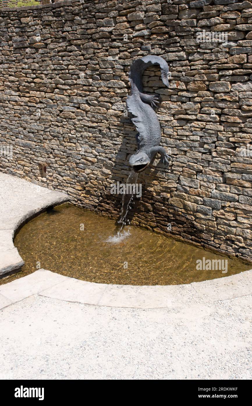 Grande beccuccio d'acqua della scultura di Crested Newt presso il Newt Somerset Foto Stock