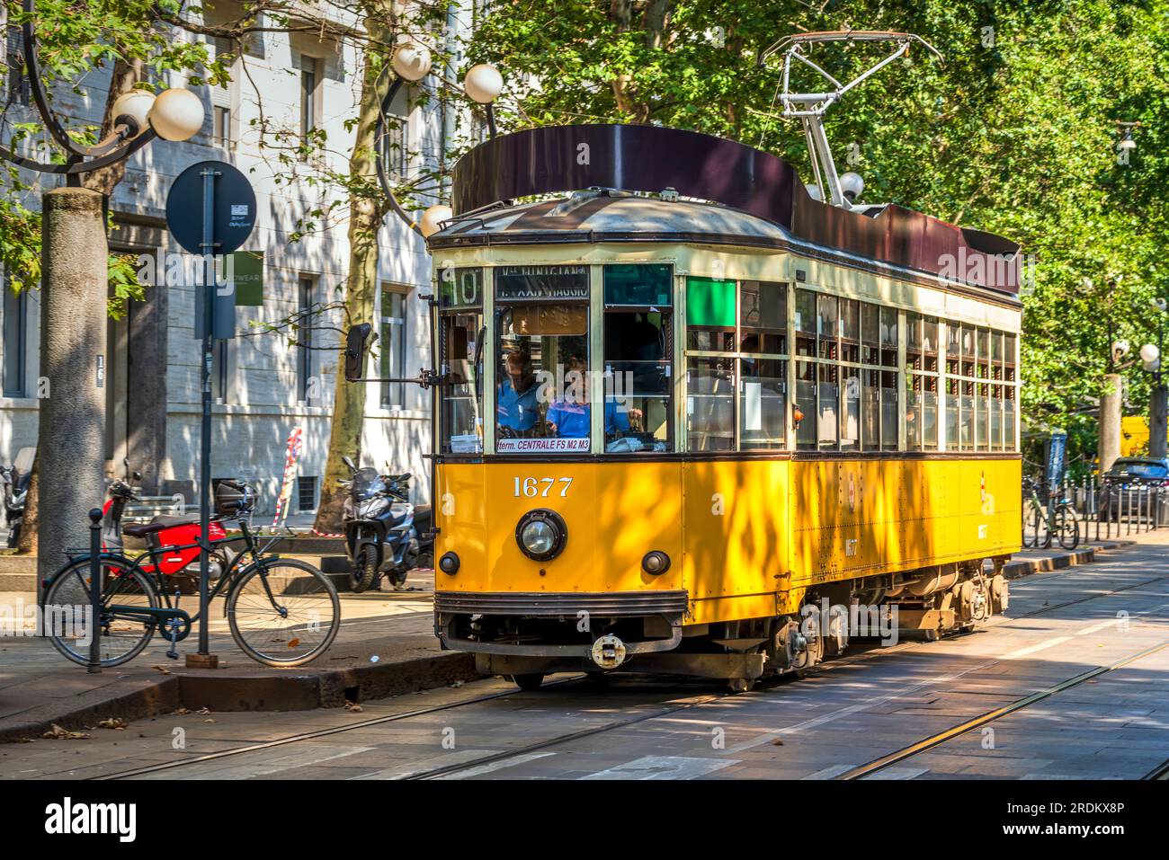 Tram vecchio in una strada di Milano, Lombardia, Italia Foto Stock