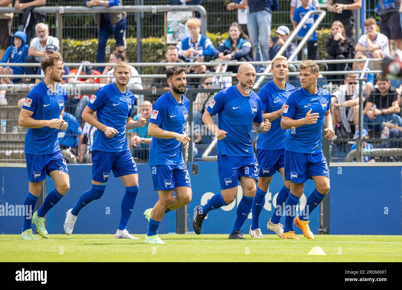 Berlino, Germania. 22 luglio 2023. Calcio: 2. Bundesliga, Hertha BSC, cerimonia di apertura della stagione, Olympiagelände. Il team Hertha BSC si sta riscaldando. Credito: Andreas Gora/dpa/Alamy Live News Foto Stock