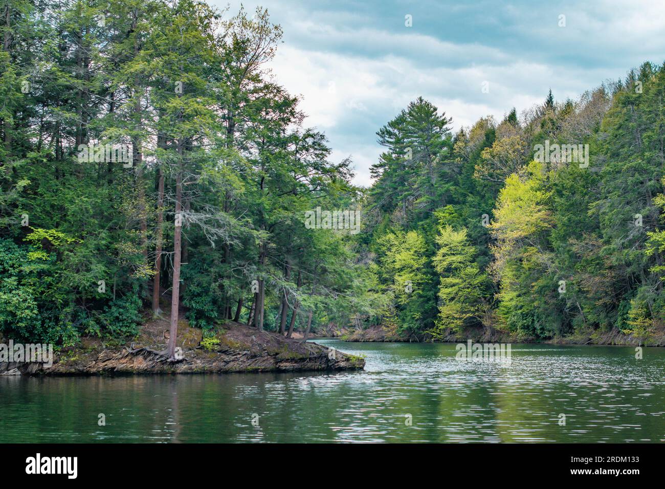 Lago primaverile clima perfetto paesaggio montano del lago, copia spazio immagine di sfondo. Foto Stock
