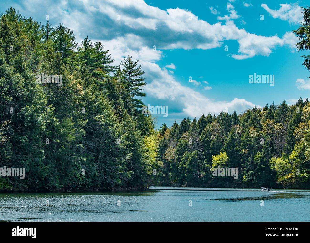 Lago primaverile clima perfetto paesaggio montano del lago, copia spazio immagine di sfondo. Foto Stock