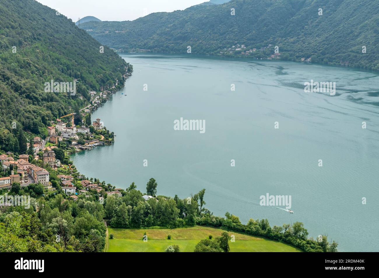 Vista aerea del Lago di Lugano, Svizzera, dal punto panoramico del Sasso delle parole Foto Stock