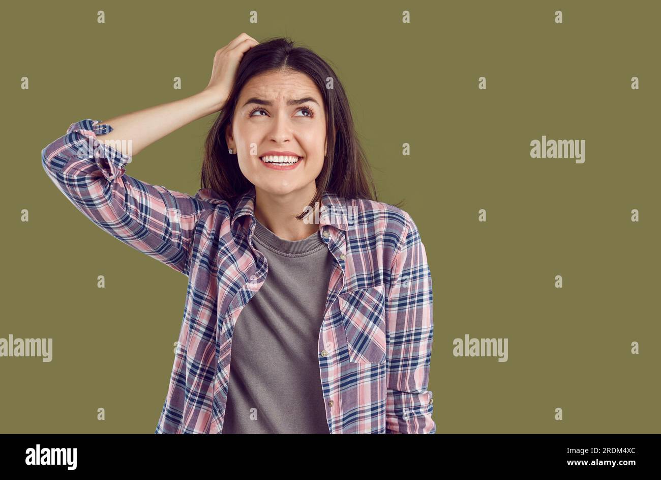 Ritratto di espressione buffa e confusa giovane donna che ha commesso un errore e pensa a come risolvere il problema. Foto Stock