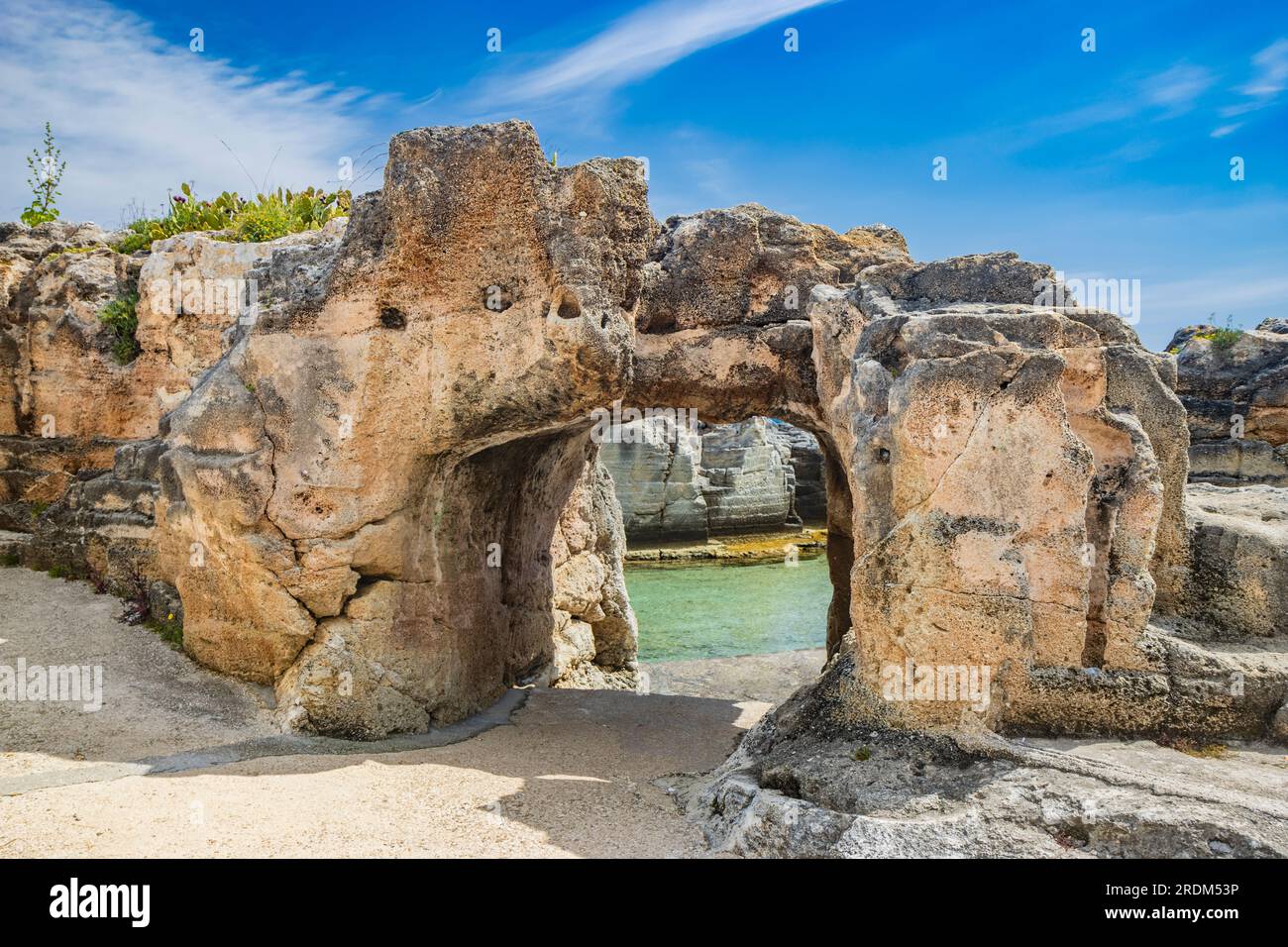 Le incredibili piscine naturali di Marina Serra, in Puglia, Salento, Tricase. Il mare turchese limpido e cristallino, tra la scogliera rocciosa. Il cielo blu Foto Stock